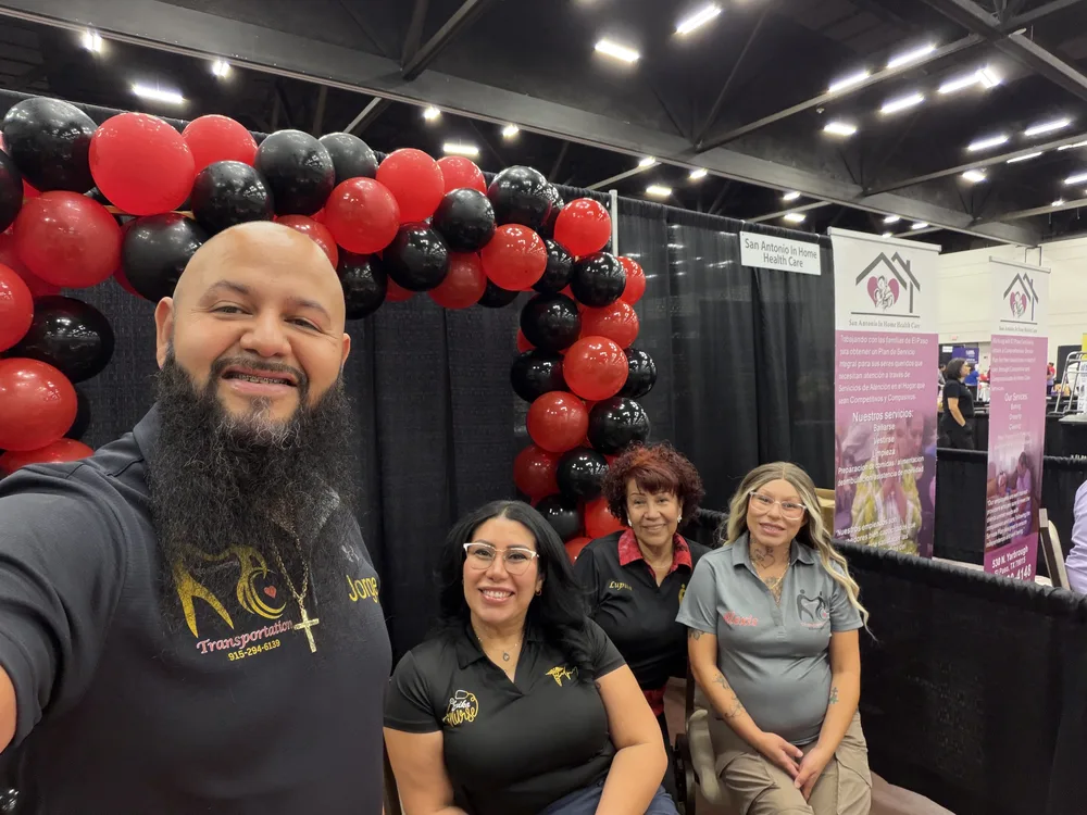 Jorge y el equipo en un evento comunitario de salud