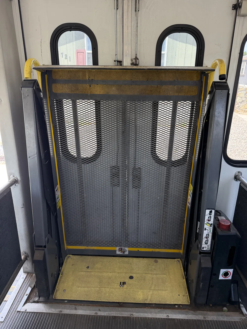 El elevador para silla de ruedas en uno de nuestros vehículos accesibles