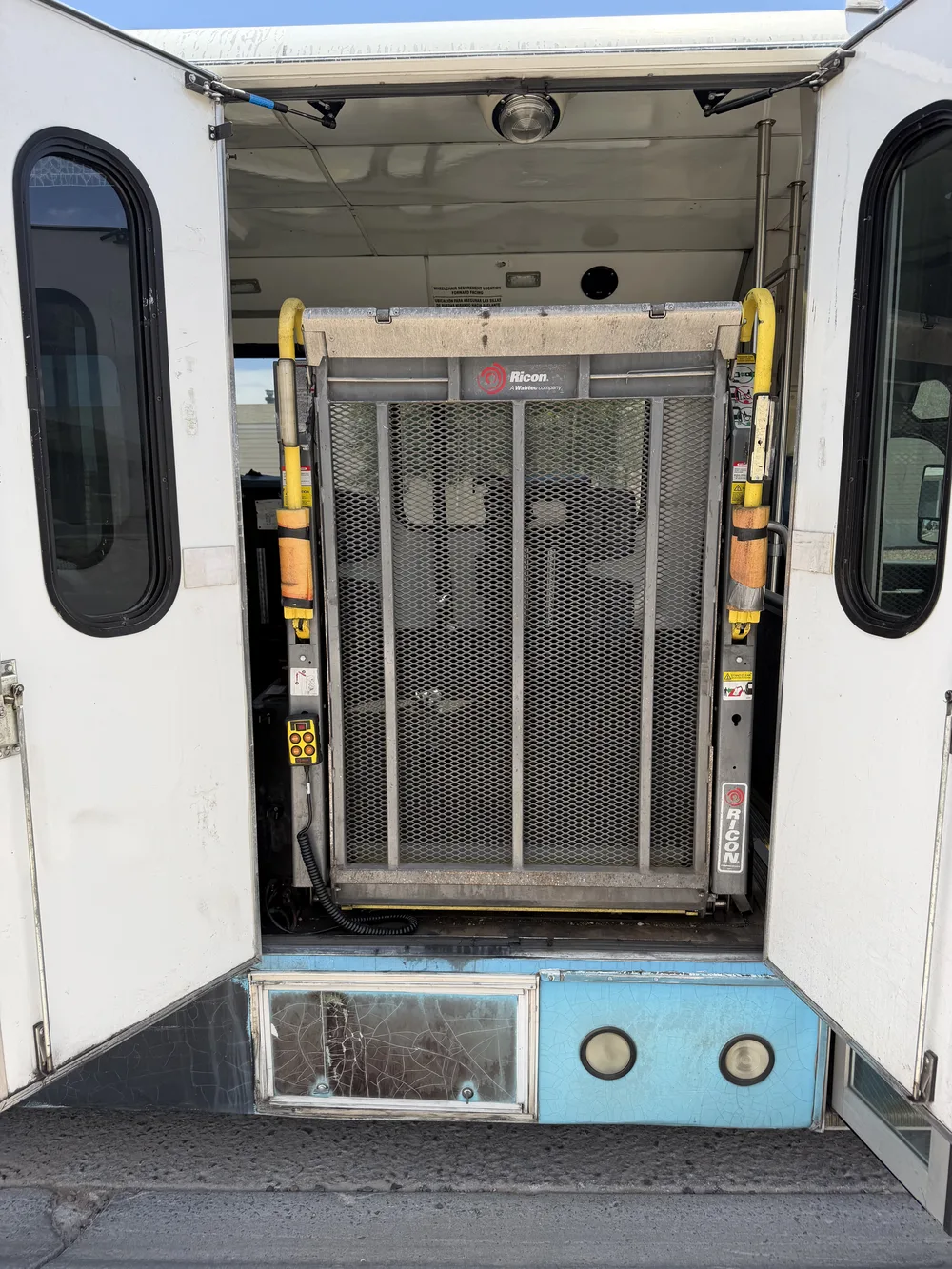 El elevador para silla de ruedas en uno de nuestros vehículos accesibles